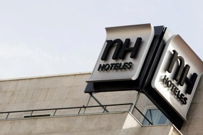 El logo del grupo NH Hoteles, visto desde la terraza de uno de sus hoteles en la ciudad de Madrid.-REUTERS