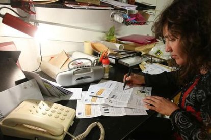 Una mujer consulta la factura de la luz.-ÁLVARO MONGE