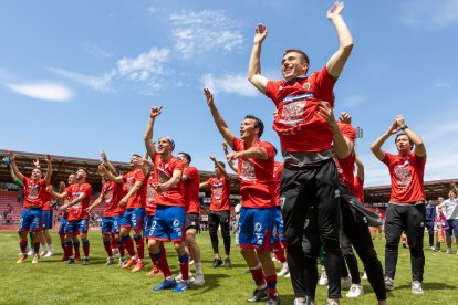 El CD Numancia asciende a Primera RFEF tras ganar al Ebro 2-0 y gracias a la derrota del Espanyol B.-ICAL