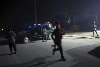 La policía bloquea la carretera en la zona cercana donde se produjo el ataque suicida.-AP MASSOUD HOSSAINI