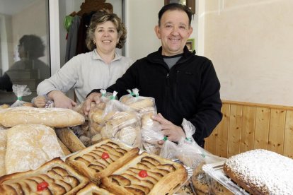 El matrimonio en el despacho de pan de Espejón-LUIS ÁNGEL TEJEDOR