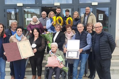 Julia López junto a sus familiares en la residencia de ancianos de Arcos. HDS