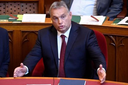 El primer ministro húngaro, Viktor Orban, en una sesión parlamentaria en Budapest.-ATTILA KISBINDEK