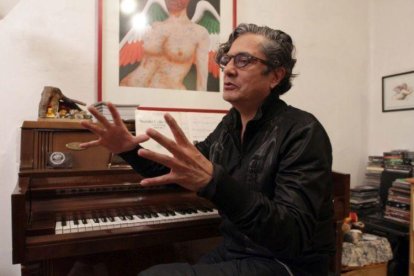 El escritor y músico Armando Vega Gil, integrante de la banda rock Botellita de jerez.-NOTIMEX
