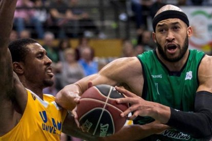 El pívot del Joventut Jerome Jordan lucha con el base del UCAM Murcia Charlon Kloof.-EFE / QUIQUE GARCÍA