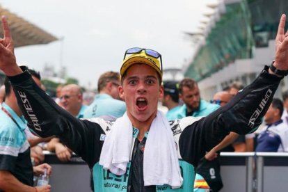 El campeón mallorquín Joan Mir (Honda) celebra, en el corralito de Sepang, su 10ª victoria de la temporada.-ALEJANDRO CERESUELA