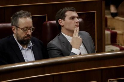 Albert Rivera y Juan Carlos Girauta siguen la intervención de Pedro Sánchez en el debate de investidura.-