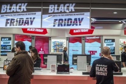 Carteles de Black Friday en una tienda de Barcelona.-FERRAN SENDRA