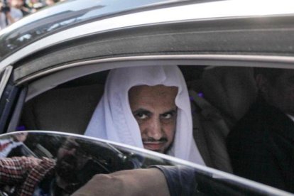 El fiscal general de Arabia Saudi, Saud al Moyeb, abandona el consulado saudi en Estambul el pasado 30 de octubre.-EFE