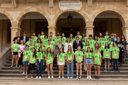 La ministra de Educación y Formación Profesional, Pilar Alegría, recibe a los alumnos del Campus de Profundización Científica.-ICAL.