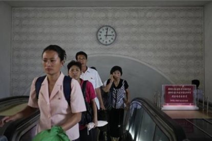 Un reloj cuelga en la pared de una estación de metro en Corea del Norte, donde este viernes se ha comunicado el cambio de huso horario.-AP