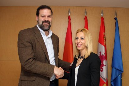 La vicerrectora de la Universidad Isabel I , Olaia Abadía García de Vicuña, y el presidente de la Asociación de Baloncestistas Profesionales (ABP), Alfonso Reyes, suscriben un acuerdo de colaboración.-ICAL