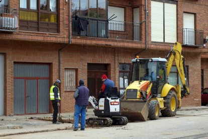 Imagen de archivo de una obra se sustitución de redes. /JAVIER SOLÉ-