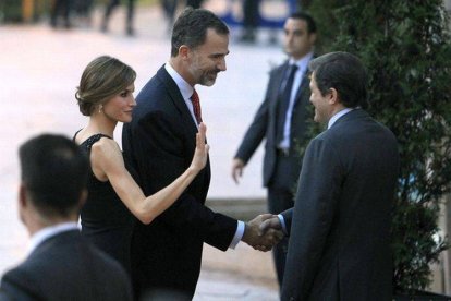Los Reyes son recibidos por el presidente de Asturias, Javier Fernández, el jueves en Oviedo.-Foto: EFE / JOSÉ LUIS CEREIJIDO