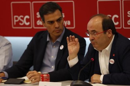 Pedro Sánchez y Miquel Iceta, este lunes en la ejecutiva del PSC.-ALBERT BERTRAN