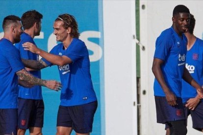 Messi, Griezmann y Dembélé, en el entrenamiento en la Ciutat Esportiva Joan Gamper.-EFE / ALEJANDRO GARCÍA