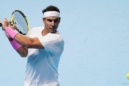 Rafael Nadal devuelve una bola de revés a Stefanos Tsitsipas.-WILL OLIVER (EFE)