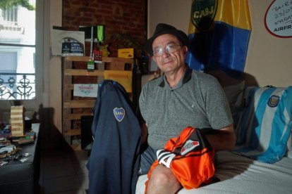 Luis Ramon Gomez Soto posa para Efe con las camisetas del Boca Juniors y del River Plate  en Buenos Aires  Argentina. Soy hincha de los dos clubes.-JUAN IGNACIO RONCORONI (EFE)