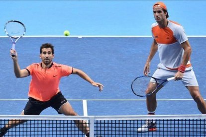 Marc López y Feliciano López, durante su debut en el Masters ante Kontinen y Peers.-GLYN KIRK