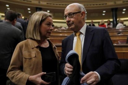 El ministro de Hacienda, Cristobal Montoro, conversa con la diputada de Coalición Canaria Ana Oramas en el Congreso de los Diputados.-JUAN CARLOS HIDALGO / EFE