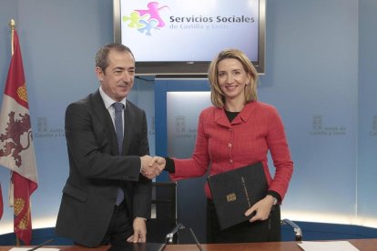 La consejera de Familia e Igualdad de Oportunidades, Alicia García, y el director territorial de Caixa Bank en Castilla y León y Asturias, José Manuel Bilbao, firman un convenio de colaboración en relación con la atención a familias y personas vulnerables-Ical