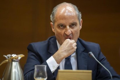 Francisco Camps, en su declaración este lunes en la comisión de investigación de Les Corts.-MIGUEL LORENZO