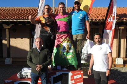 Los ganadores, en el podium.