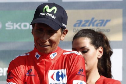 El ciclista colombiano del equipo Movistar Nairo Quintana, se viste el maillot rojo en el podio tras proclamarse en el nuevo lider de la clasificación general, tras la octava etapa de la Vuelta a España.-EFE