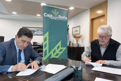 Firma convenio entre Carlos Martínez y Alfredo Hernández.-HDS