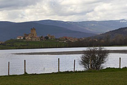 Laguna de la Serna con Hinojosa de la Sierra y su inconfundible silueta al fondo. / VALENTÍN GUISANDE-