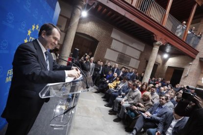 El presidente de la FEMP, Abel Caballero, se dirige a los 300 alcaldes españoles reunidos en la sede de la Federación.-EFE / JAVIER LIZON