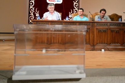 Un momento de la Junta General Extraordinaria de la Comunidad de Regantes del Canal de Campillo de Buitrago.-ÁLVARO MARTÍNEZ