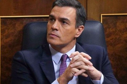 Pedro Sánchez, en su escaño del Congreso.-DAVID CASTRO