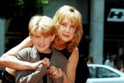 Mary Ellen Trainor y su hijo Alex, en una imagen de 1997.-Foto: AP / DAMIAN DOVARGANES