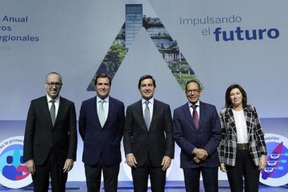 Onur Genc, consejero delegado de BBVA; Antonio Garamendi, presidente de la CEOE; Carlos Torres, presidente de BBVA; Carlos Salazar, presidente del Consejo Coordinador Empresarial de México (CCE) y Cristina de Parias, directora de BBVA España.-