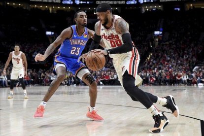 Carmelo Anthony conduce el balón en presencia de Terrance Ferguson-STEVE DYKES (AP)