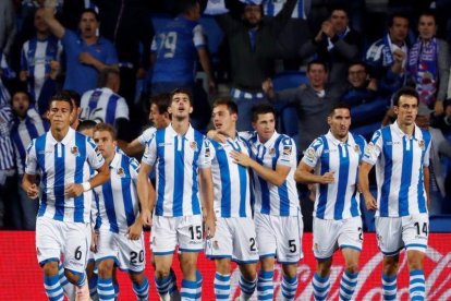 Los Jugadores de la Real celebran un gol en Anoeta-JUAN HERRERO (EFE)