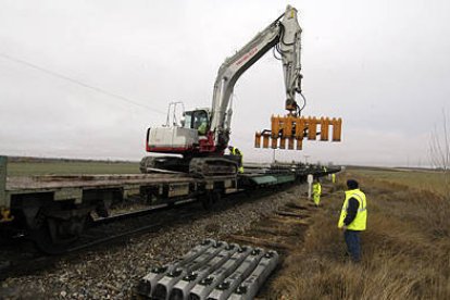 Trabajos de acopio de materiales para la renovación de la línea Soria-Torralba, en la estación de Coscurita. / Á. MARTÍNEZ-