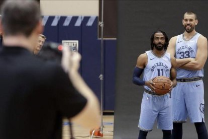 Sesión fotográfica para los Grizzlies de Memphis Mike Conley y Marc Gasol.-EL PERIÓDICO