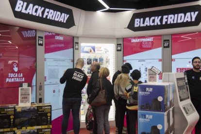 Ambiente en una tienda especializada en tecnología y electrodomésticos el Black Friday del año pasado.-JUAN CAMILO MORENO