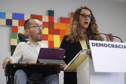 El secretario de Organizacion de Podemos, Pablo Echenique, y la portavoz adjunta, Noelia Vera.-EL PERIÓDICO