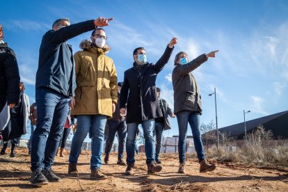 Los sociaslitas Javier Antón, Ángel Hernández, Luis Tudanca y Carlos Martínez Mínguez en la parcela que ocupará el CPD de la Seguridad Social. GONZALO MONTESEGURO