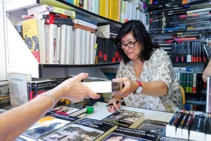 La escritora Almudena Grandes firma ejemplares en la Feria del Libro en Madrid.-EFE