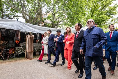 Diferentes momentos de la inauguración, ayer, de la Feria de Muestras de Almazán. GONZALO MONTESEGURO