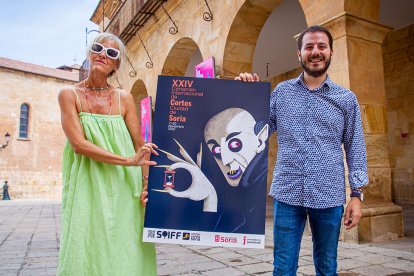 La coordinadora del festival, Yolanda Benito y el concejal Eder García posan con el cartel de los cortos. MARIO TEJEDOR