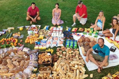 Alimentos encontrados en la basura, expuestos en un parque de Estados Unidos.-Foto: ROB GREENFIELD