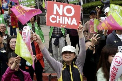 Simpatizantes del presidente de Taiwán, Tsai Ing-wen, del Partido Democrático Progresista (DPP) durante un mitin en Taipéi.-AP (CHIANG YING-YING)