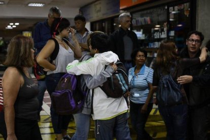 Los agentes, encapuchados y con armas largas, entraron en las oficinas de VP y pidieron a los presentes entregar sus teléfonos móviles y tirarse al suelo.-EFE