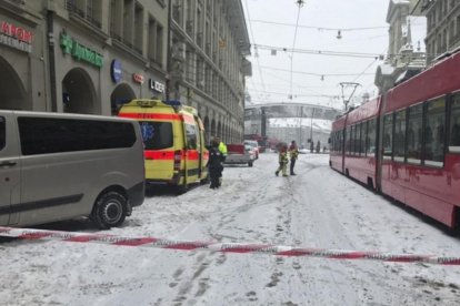 Acceso acordonado a la plaza de la estación central de Berna, el 2 de marzo.-/ TWITTER / @POLICEBERN