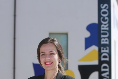 Blanca Velasco frente al edificio de Servicios Centrales de la UBU. RAÚL OCHOA